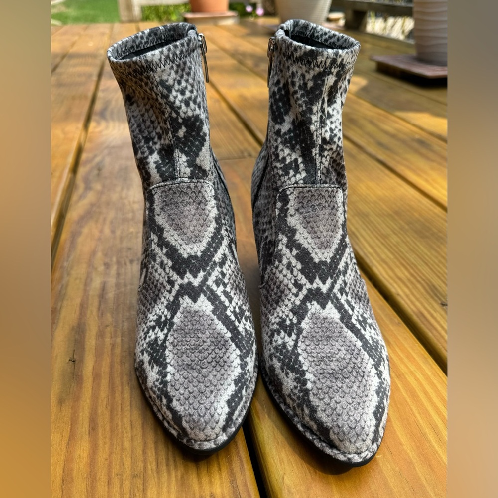 Marc Fisher size 7 booties